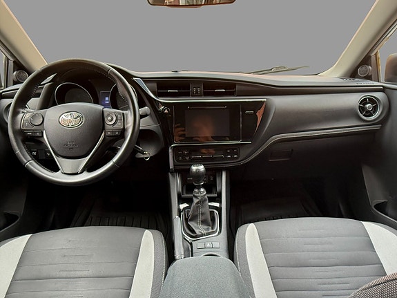 Toyota Auris 10 of 15