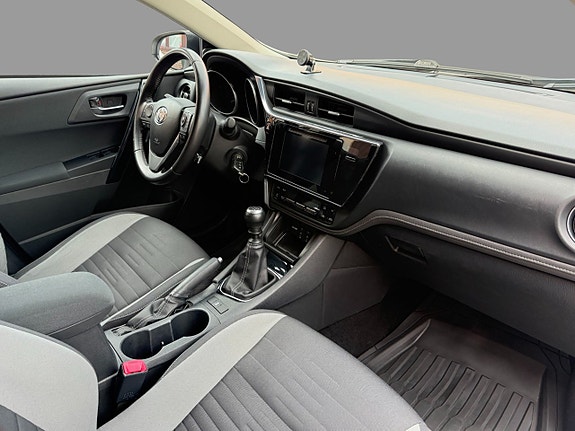 Toyota Auris 9 of 15