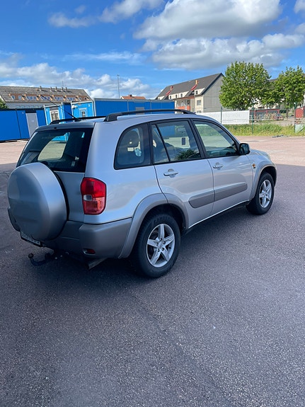 Toyota RAV4 5 of 9