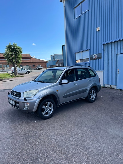 Toyota RAV4 4 of 9