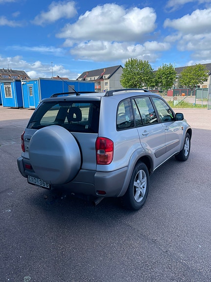 Toyota RAV4 6 of 9