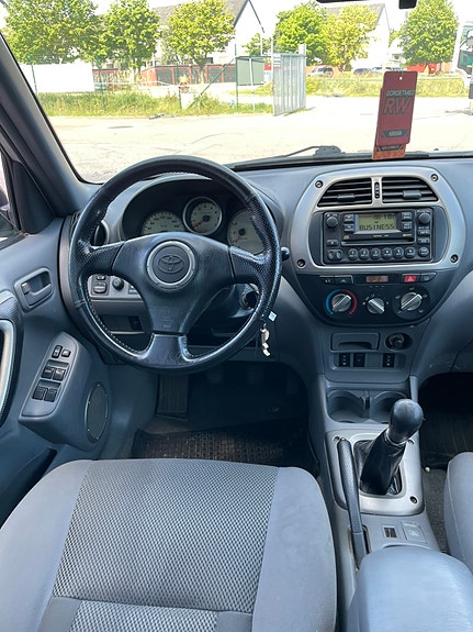 Toyota RAV4 8 of 9