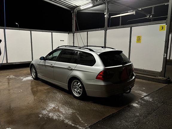 BMW 318i 2 of 5