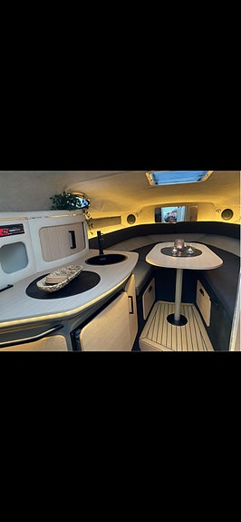 Sea Ray 250 Sundancer 10 of 17