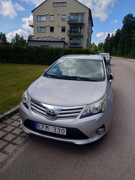 Toyota Avensis 2 of 8