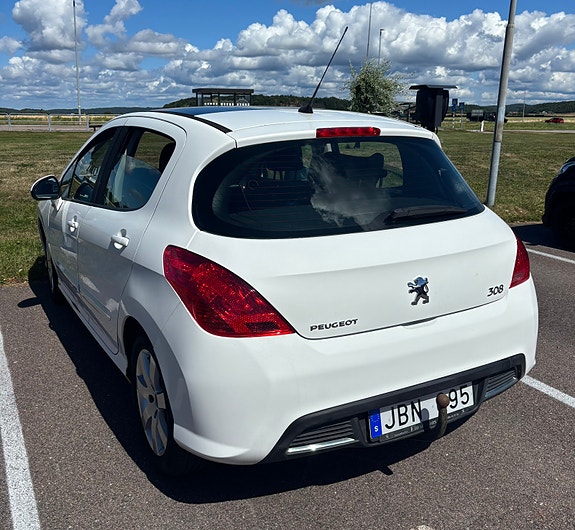 Peugeot 308 2 of 6