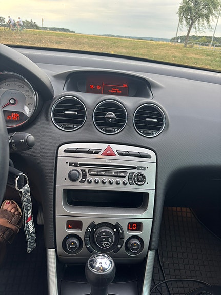 Peugeot 308 4 of 6