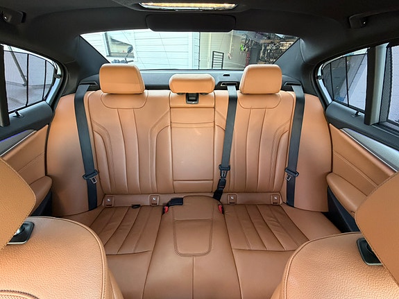 BMW M550i 13 of 16