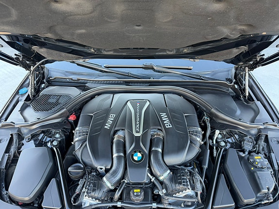 BMW M550i 15 of 16