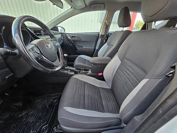 Toyota Auris 7 of 13