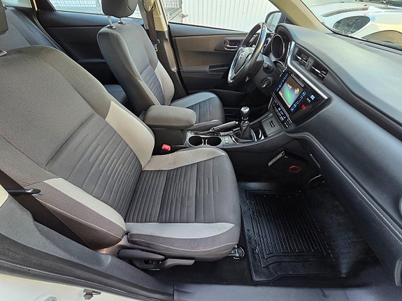 Toyota Auris 9 of 13
