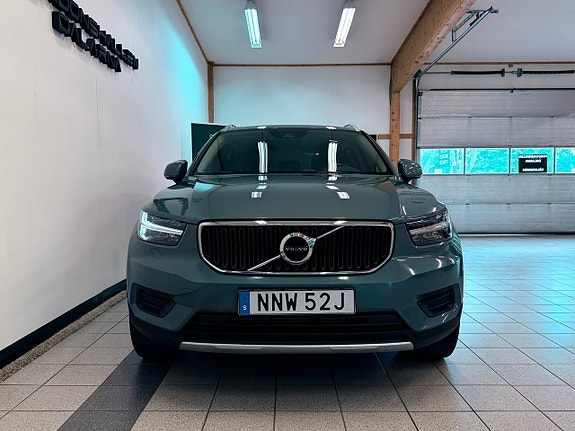 Volvo XC40 2 of 22
