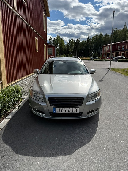 Volvo V70 2 of 13