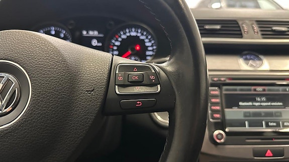 Volkswagen Passat 18 of 30