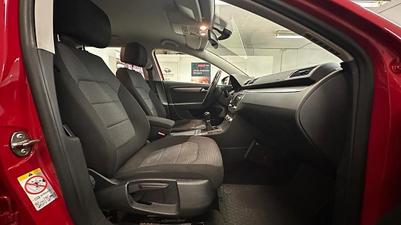 Volkswagen Passat 12 of 30