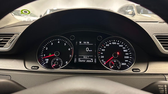 Volkswagen Passat 19 of 30