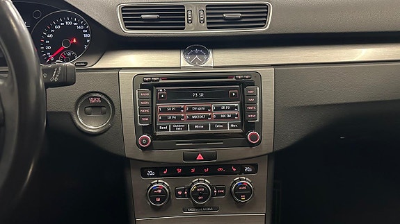 Volkswagen Passat 23 of 30
