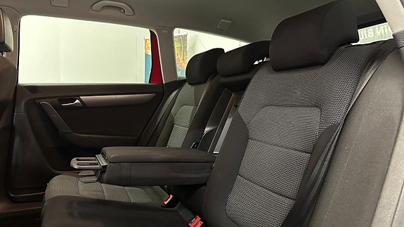 Volkswagen Passat 13 of 30