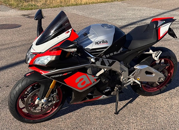 Aprilia RSV4 1000 RF 2 of 4