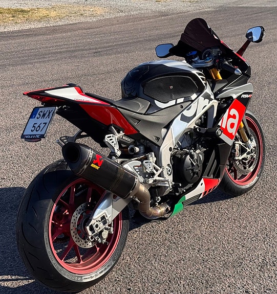 Aprilia RSV4 1000 RF 3 of 4