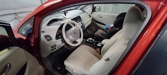 Nissan Leaf 4 of 6