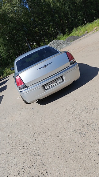 Chrysler 300C 2 of 4