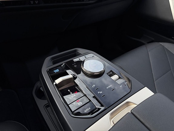 BMW iX 11 of 27