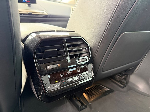 BMW iX 19 of 27