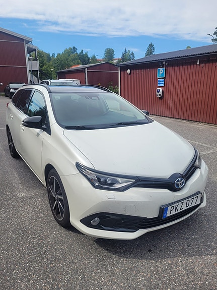 Toyota Auris 2 of 10