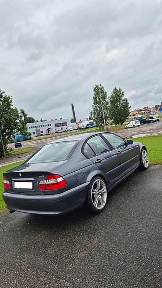 BMW 318i 2 of 3