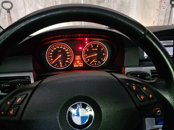 BMW 523i 3 of 14