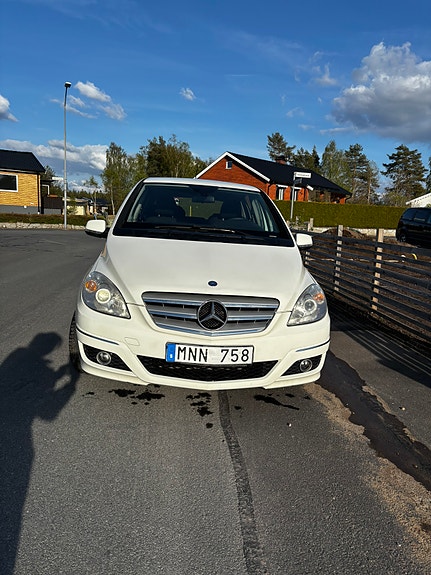Mercedes-Benz B170 2 of 9