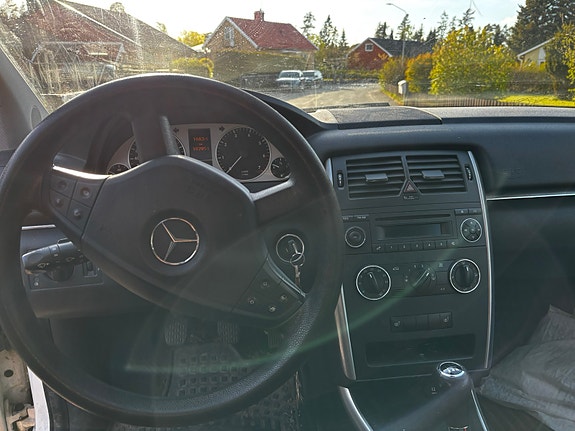 Mercedes-Benz B170 6 of 9