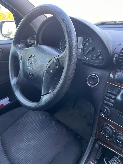 Mercedes-Benz C180 4 of 8