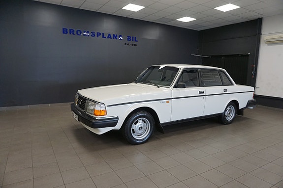 Volvo 244 2 of 24