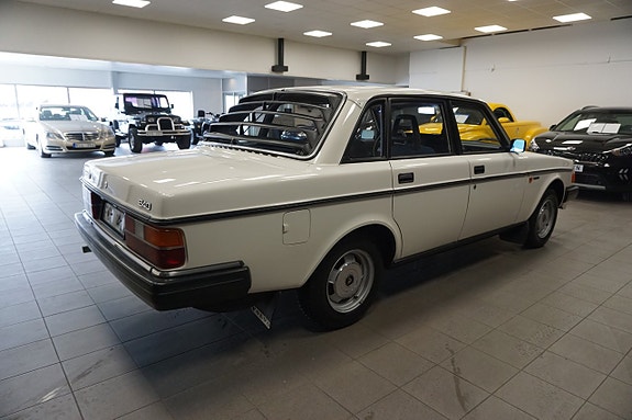 Volvo 244 8 of 24