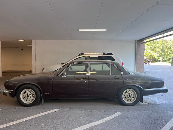 Jaguar XJ 2 of 3