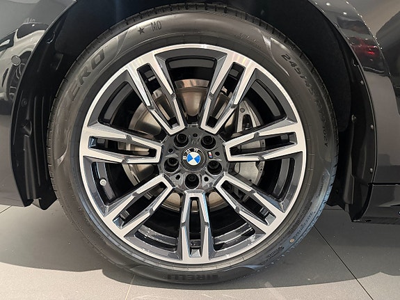 BMW i5 5 of 19