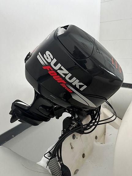 RIB Valiant 450 med 50 HK Suzuki-motor och båtvagn 3 of 4