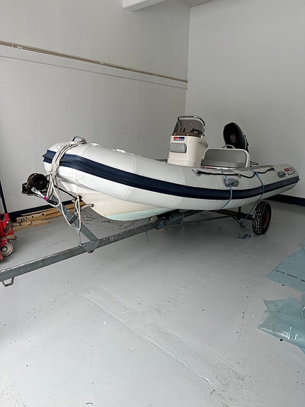 RIB Valiant 450 med 50 HK Suzuki-motor och båtvagn 2 of 4