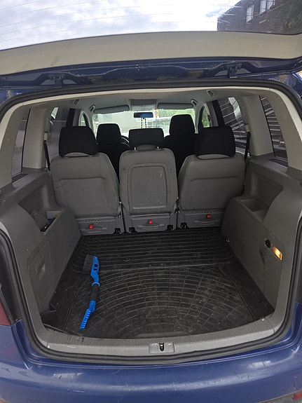 Volkswagen Touran 3 of 5