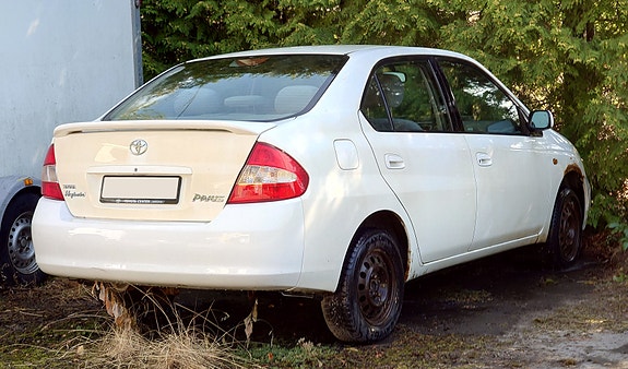 Toyota Prius 3 of 4