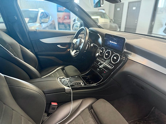 Mercedes-Benz GLC300 e 4 of 4