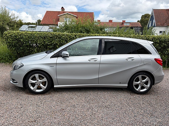 Mercedes-Benz B180 2 of 11
