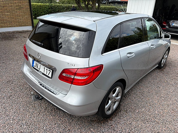 Mercedes-Benz B180 4 of 11