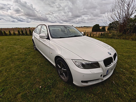 BMW 318i 3 of 8