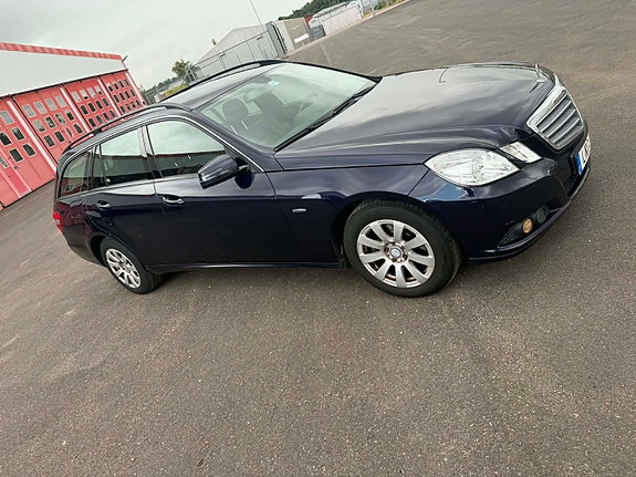 Mercedes-Benz E220 5 of 11