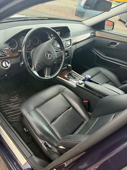 Mercedes-Benz E220 4 of 11