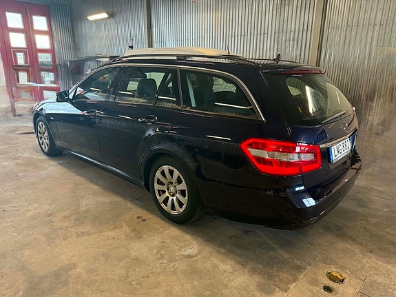 Mercedes-Benz E220 2 of 11