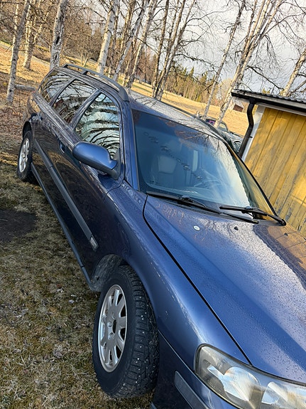 Volvo V70 2 of 9